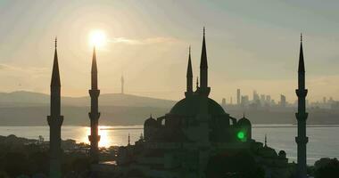 Istambul, peru. Sultanahmet com a azul mesquita e a hagia Sofia com uma dourado chifre em a fundo às nascer do sol. cinematográfico aéreo visualizar. foto