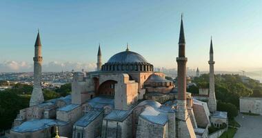 Istambul, peru. Sultanahmet com a azul mesquita e a hagia Sofia com uma dourado chifre em a fundo às nascer do sol. cinematográfico aéreo visualizar. foto