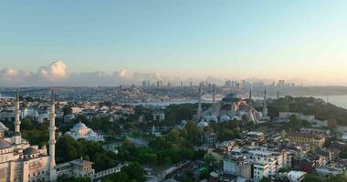 Istambul, peru. Sultanahmet com a azul mesquita e a hagia Sofia com uma dourado chifre em a fundo às nascer do sol. cinematográfico aéreo visualizar. foto