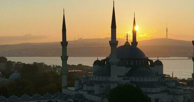 Istambul, peru. Sultanahmet com a azul mesquita e a hagia Sofia com uma dourado chifre em a fundo às nascer do sol. cinematográfico aéreo visualizar. foto