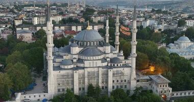 Istambul, peru. Sultanahmet com a azul mesquita e a hagia Sofia com uma dourado chifre em a fundo às nascer do sol. cinematográfico aéreo visualizar. foto