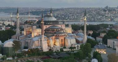 Istambul, peru. Sultanahmet com a azul mesquita e a hagia Sofia com uma dourado chifre em a fundo às nascer do sol. cinematográfico aéreo visualizar. foto