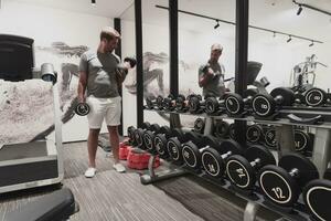 pai e filho treinam juntos na academia em casa. o conceito de vida saudável. foco seletivo foto