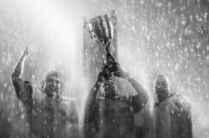 americano futebol equipe com troféu a comemorar vitória dentro a copo final foto