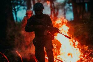 soldado dentro açao às noite dentro a floresta área. noite Tempo militares missão pulando sobre fogo foto