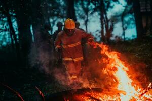 bombeiro herói dentro açao Perigo pulando sobre fogo chama para resgate e Salve  foto