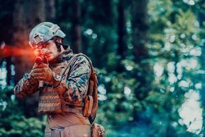 uma soldado lutas dentro uma floresta de guerra área cercado de fogo foto