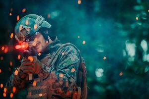 uma soldado lutas dentro uma floresta de guerra área cercado de fogo foto