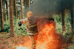 bombeiro herói dentro açao Perigo pulando sobre fogo chama para resgate e Salve  foto