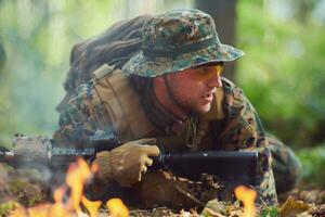 soldado em ação foto