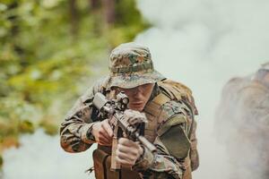 batalha do a militares dentro a guerra. militares tropas dentro a fumaça foto