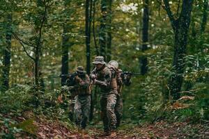 uma grupo do moderno guerra soldados é brigando uma guerra dentro perigoso controlo remoto floresta áreas. uma grupo do soldados é brigando em a inimigo linha com moderno armas. a conceito do guerra e militares conflitos foto