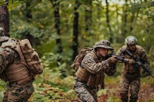 uma grupo do moderno guerra soldados é brigando uma guerra dentro perigoso controlo remoto floresta áreas. uma grupo do soldados é brigando em a inimigo linha com moderno armas. a conceito do guerra e militares conflitos foto