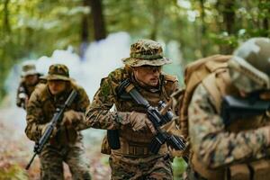 uma grupo do moderno guerra soldados é brigando uma guerra dentro perigoso controlo remoto floresta áreas. uma grupo do soldados é brigando em a inimigo linha com moderno armas. a conceito do guerra e militares conflitos foto