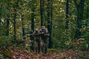 uma grupo do moderno guerra soldados é brigando uma guerra dentro perigoso controlo remoto floresta áreas. uma grupo do soldados é brigando em a inimigo linha com moderno armas. a conceito do guerra e militares conflitos foto