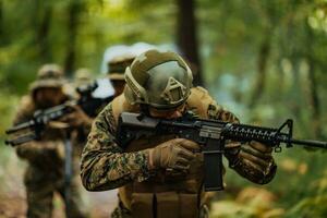 uma grupo do moderno guerra soldados é brigando uma guerra dentro perigoso controlo remoto floresta áreas. uma grupo do soldados é brigando em a inimigo linha com moderno armas. a conceito do guerra e militares conflitos foto