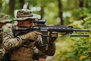 uma moderno guerra soldado em guerra dever dentro denso e perigoso floresta áreas. perigoso militares resgate operações foto