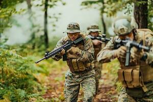 uma grupo do moderno guerra soldados é brigando uma guerra dentro perigoso controlo remoto floresta áreas. uma grupo do soldados é brigando em a inimigo linha com moderno armas. a conceito do guerra e militares conflitos foto