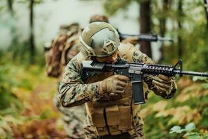 uma grupo do moderno guerra soldados é brigando uma guerra dentro perigoso controlo remoto floresta áreas. uma grupo do soldados é brigando em a inimigo linha com moderno armas. a conceito do guerra e militares conflitos foto