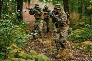 uma grupo do moderno guerra soldados é brigando uma guerra dentro perigoso controlo remoto floresta áreas. uma grupo do soldados é brigando em a inimigo linha com moderno armas. a conceito do guerra e militares conflitos foto