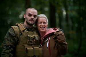 soldado abraçando mulher foto