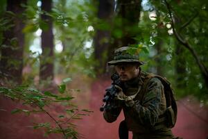 soldado em ação mirando na ótica de mira a laser de arma foto