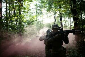 uma grupo do moderno guerra soldados é brigando uma guerra dentro perigoso controlo remoto floresta áreas. uma grupo do soldados é brigando em a inimigo linha com moderno armas. a conceito do guerra e militares conflitos foto