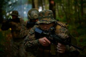 esquadrão de soldados de guerra moderna em batalha foto
