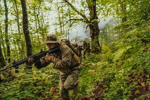 uma grupo do moderno guerra soldados é brigando uma guerra dentro perigoso controlo remoto floresta áreas. uma grupo do soldados é brigando em a inimigo linha com moderno armas. a conceito do guerra e militares conflitos foto