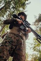 soldado retrato com protetora exército tático engrenagem e arma tendo uma pausa e relaxante foto