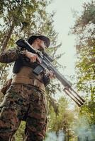 soldado retrato com protetora exército tático engrenagem e arma tendo uma pausa e relaxante foto