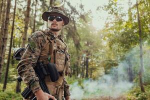 soldado retrato com protetora exército tático engrenagem e arma tendo uma pausa e relaxante foto