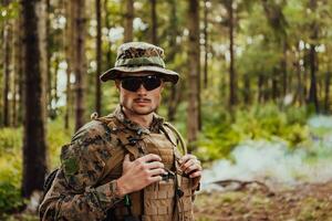 soldado retrato com protetora exército tático engrenagem e arma tendo uma pausa e relaxante foto