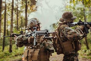 uma grupo do moderno guerra soldados é brigando uma guerra dentro perigoso controlo remoto floresta áreas. uma grupo do soldados é brigando em a inimigo linha com moderno armas. a conceito do guerra e militares conflitos foto