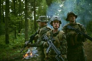 mulher soldado como líder de equipe foto