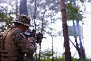 soldado em ação mirando na ótica de mira a laser de arma foto