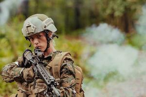 mulher soldado pronto para batalha vestindo protetora militares engrenagem e arma foto