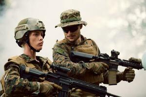 mulher soldado como líder de equipe foto