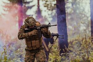 uma grupo do moderno guerra soldados é brigando uma guerra dentro perigoso controlo remoto floresta áreas. uma grupo do soldados é brigando em a inimigo linha com moderno armas. a conceito do guerra e militares conflitos foto