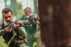 Bravo terrorista militante guerrilha soldado Guerreiro dentro floresta foto