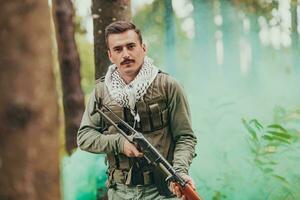 Bravo terrorista militante guerrilha soldado Guerreiro dentro floresta foto