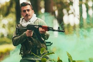 Bravo terrorista militante guerrilha soldado Guerreiro dentro floresta foto