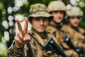 soldado lutadores em pé juntos com armas. grupo retrato do nos exército elite membros, privado militares companhia militares, anti terrorista pelotão foto