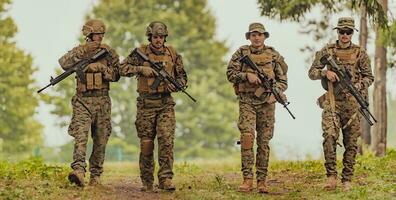 soldado lutadores em pé juntos com armas. grupo retrato do nos exército elite membros, privado militares companhia militares, anti terrorista pelotão foto