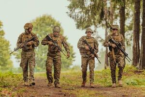 soldado lutadores em pé juntos com armas. grupo retrato do nos exército elite membros, privado militares companhia militares, anti terrorista pelotão foto
