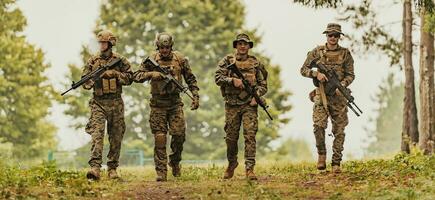 soldado lutadores em pé juntos com armas. grupo retrato do nos exército elite membros, privado militares companhia militares, anti terrorista pelotão foto