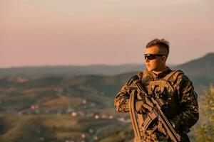 soldado retrato em pôr do sol local herói urbano lenda autêntico foto