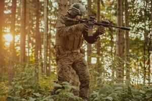 uma moderno guerra soldado em guerra dever dentro denso e perigoso floresta áreas. perigoso militares resgate operações foto