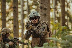 uma grupo do moderno guerra soldados é brigando uma guerra dentro perigoso controlo remoto floresta áreas. uma grupo do soldados é brigando em a inimigo linha com moderno armas. a conceito do guerra e militares conflitos foto