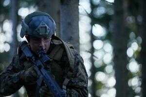 soldado em ação foto